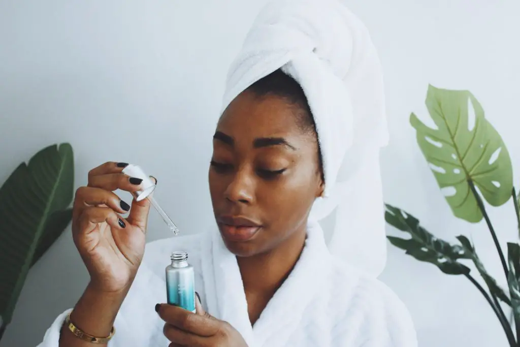 chimere nicole using Dermalogica Retinol clearing oil