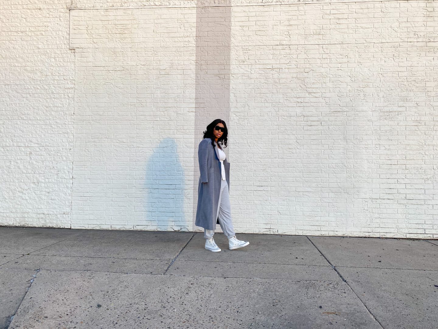 blogger wearing grey sweat pnats